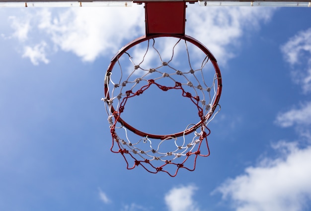 Vista de ángulo bajo de aro de baloncesto