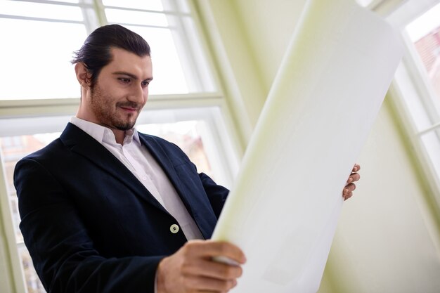 Vista de ángulo bajo del arquitecto con plano