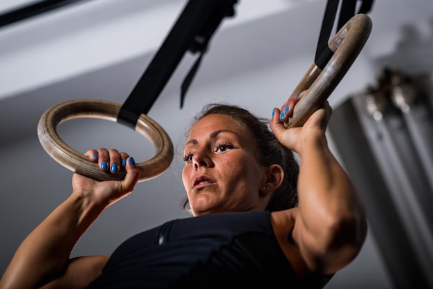 Foto vista desde un ángulo bajo de un atleta haciendo ejercicio en el gimnasio