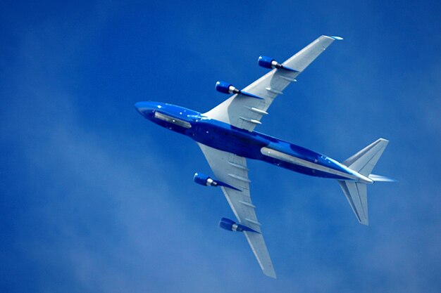 Foto vista de ángulo bajo de un avión en el cielo azul