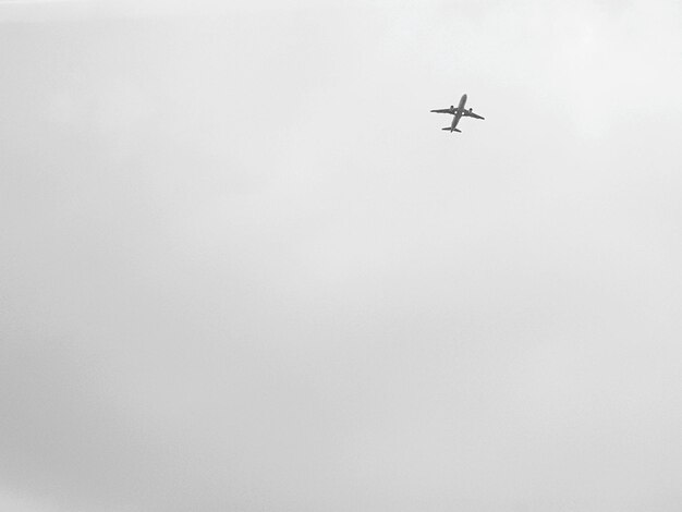 Foto vista de ángulo bajo de un avión en el cielo