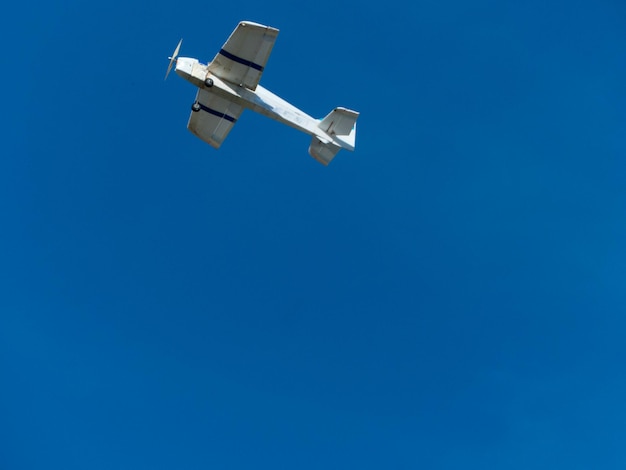 Foto vista de ángulo bajo de un avión contra el cielo azul