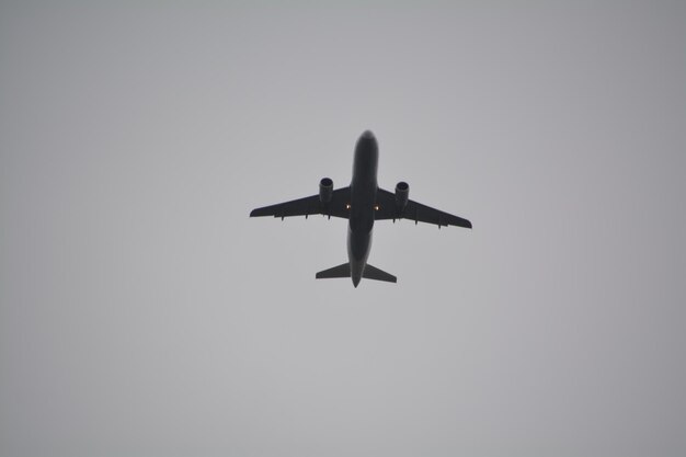 Foto vista de ángulo bajo del avión contra un cielo despejado