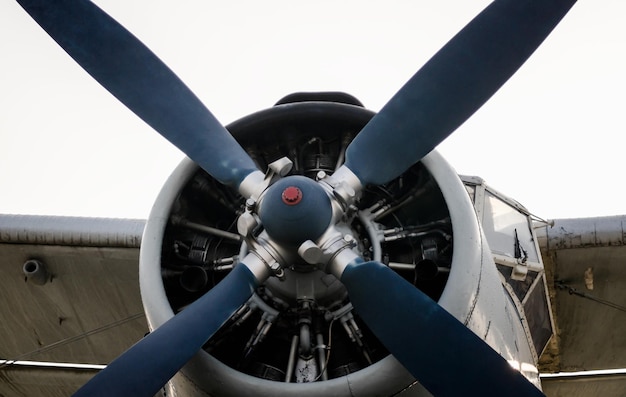 Foto vista de ángulo bajo del avión contra el cielo