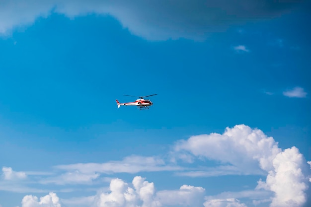 Vista de ángulo bajo del avión contra el cielo