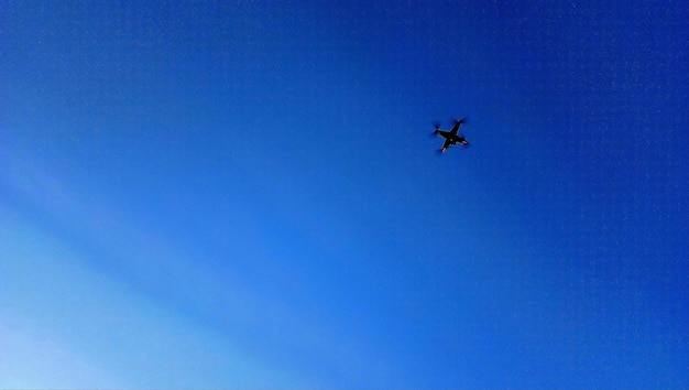 Foto vista de ángulo bajo del avión no tripulado contra el cielo