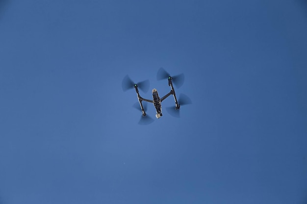 Foto vista de bajo ángulo de un avión no tripulado volando en un cielo despejado
