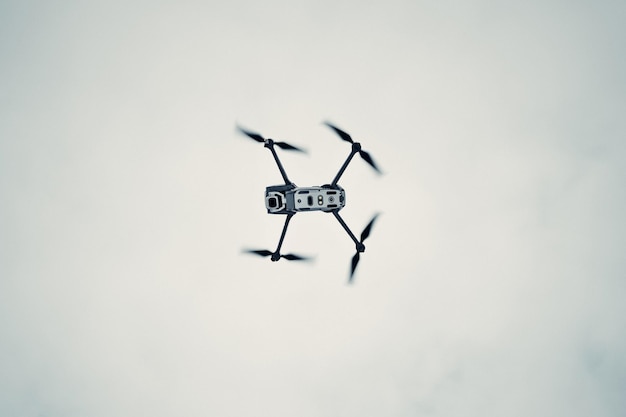 Vista de bajo ángulo de un avión no tripulado volando en el cielo