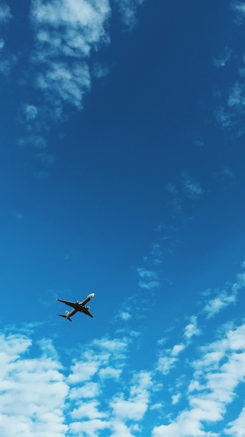 Foto vista de ángulo bajo de un avión volando en el cielo