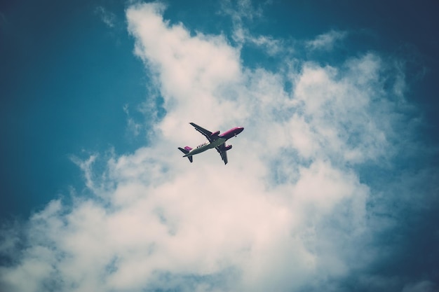 Vista de ángulo bajo de un avión volando en el cielo
