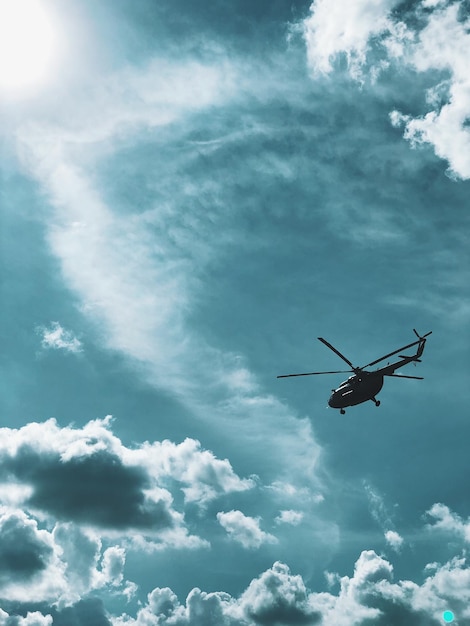 Foto vista de ángulo bajo de un avión volando en el cielo