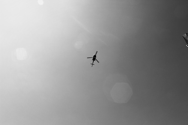 Foto vista de ángulo bajo de un avión volando en el cielo