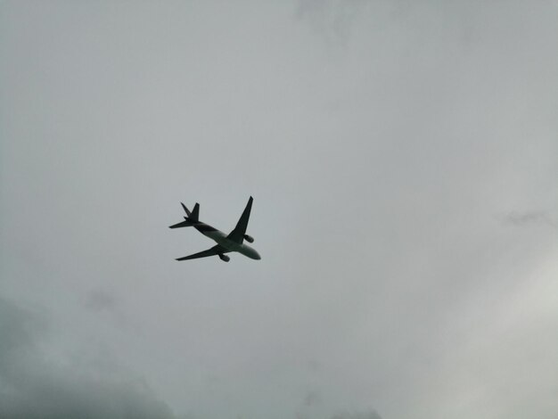 Foto vista de ángulo bajo de un avión volando en el cielo