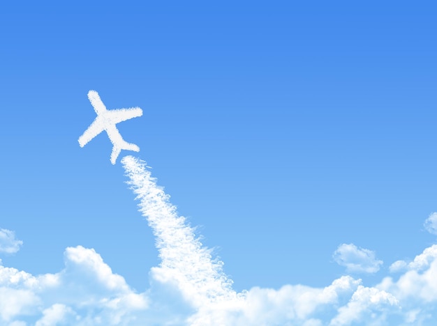 Vista de ángulo bajo de un avión volando en el cielo