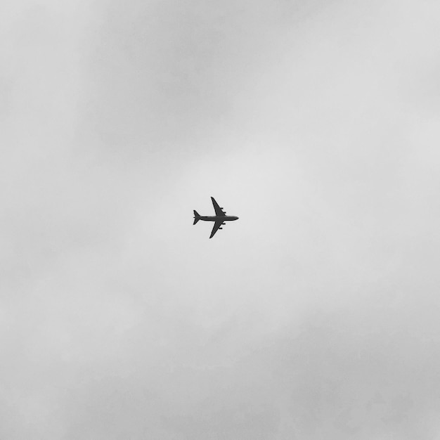 Foto vista de ángulo bajo de un avión volando en el cielo