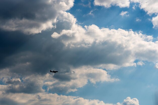 Foto vista de ángulo bajo de un avión volando en el cielo