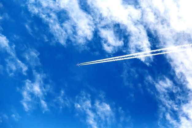 Vista de bajo ángulo de un avión volando contra el cielo azul