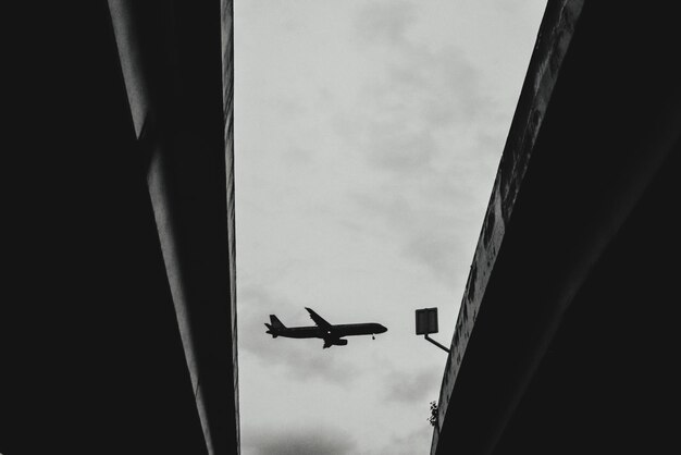 Foto vista de ángulo bajo de un avión volando contra el cielo