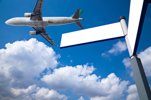 Vista de ángulo bajo de un avión volando contra el cielo