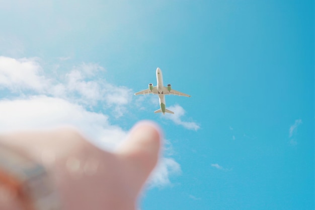 Vista de ángulo bajo de un avión volando contra el cielo