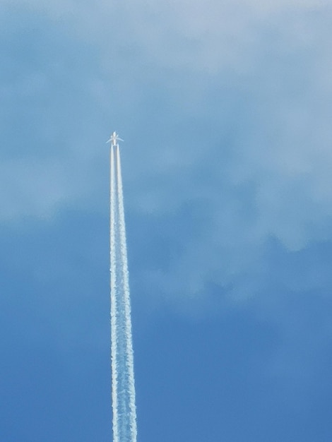 Vista de bajo ángulo de un avión volando contra el cielo
