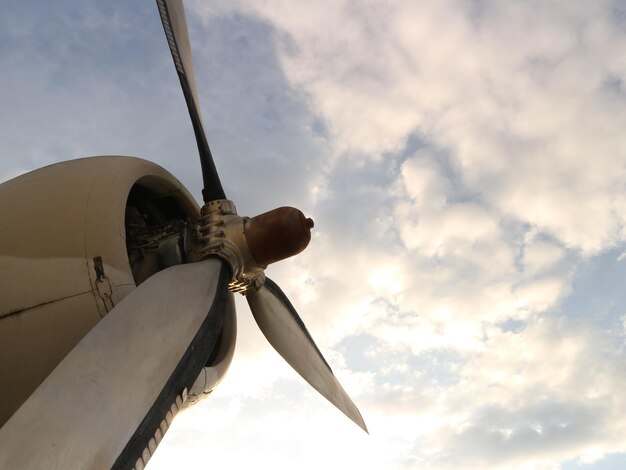 Foto vista de ángulo bajo de un avión volando contra el cielo