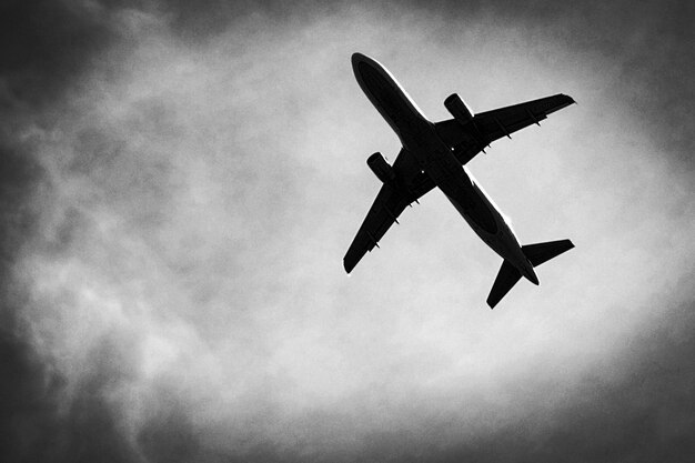 Foto vista de bajo ángulo de un avión volando contra el cielo