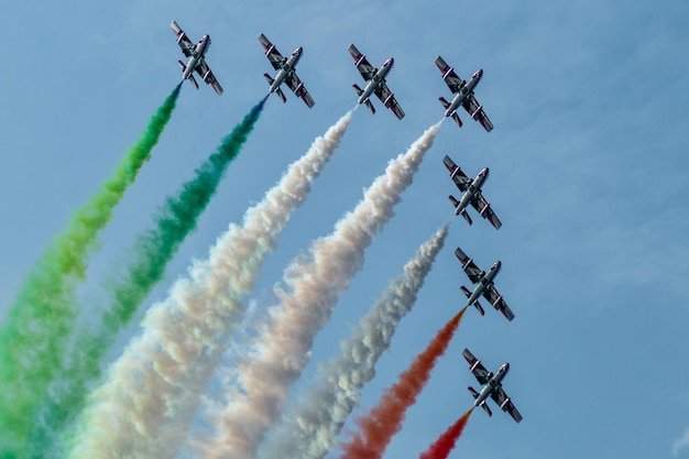 Foto vista de bajo ángulo de aviones volando contra el cielo