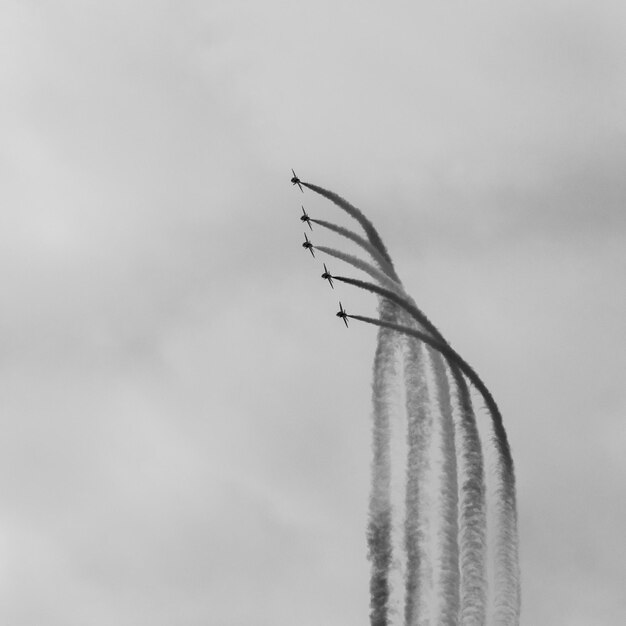 Foto vista de bajo ángulo de aviones volando contra el cielo