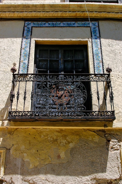 Foto vista de bajo ángulo del balcón de la vieja casa