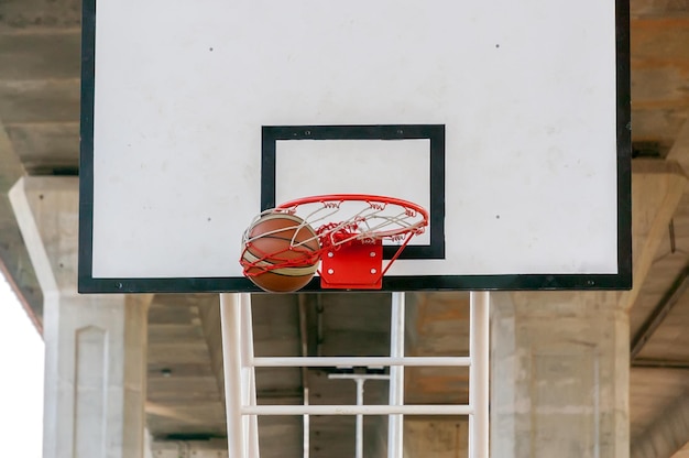 Foto vista de ángulo bajo de baloncesto en aro