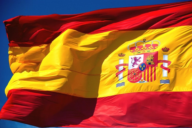 Vista en bajo ángulo de la bandera amarilla y roja de España