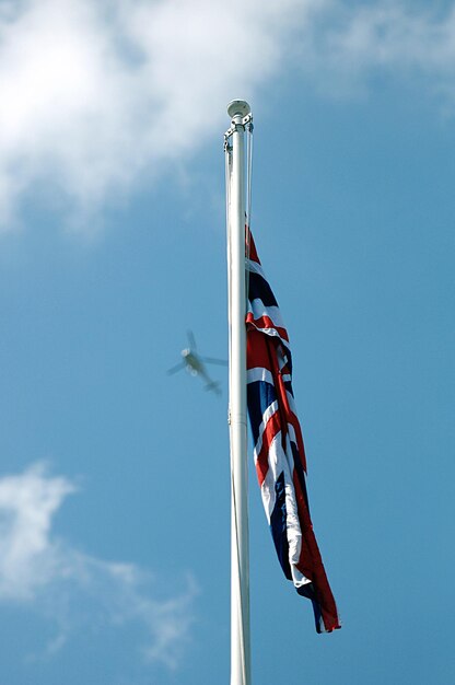 Foto vista en bajo ángulo de la bandera británica contra el cielo azul