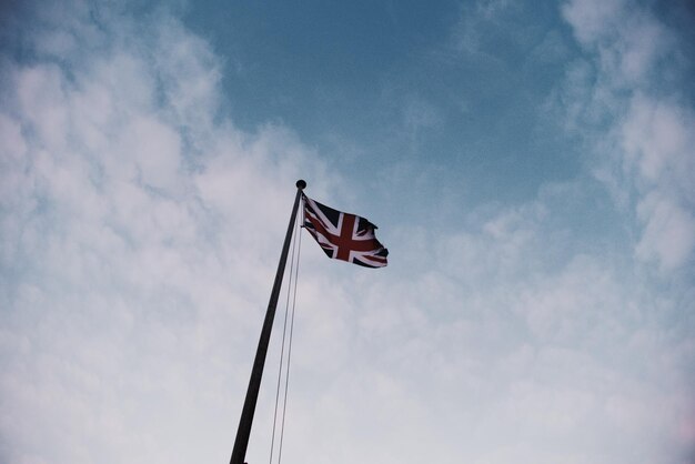 Foto vista en bajo ángulo de la bandera británica contra el cielo