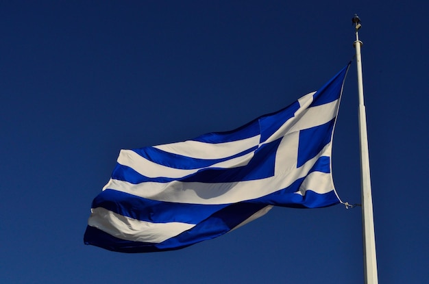 Vista de bajo ángulo de la bandera contra un cielo azul claro