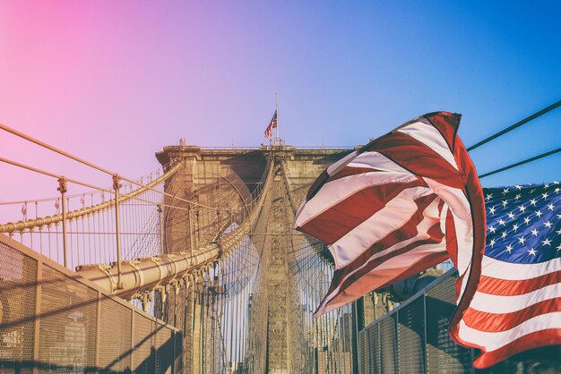 Foto vista en bajo ángulo de la bandera contra el cielo azul