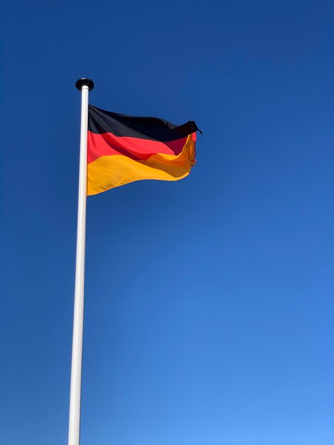 Vista en bajo ángulo de la bandera contra el cielo azul