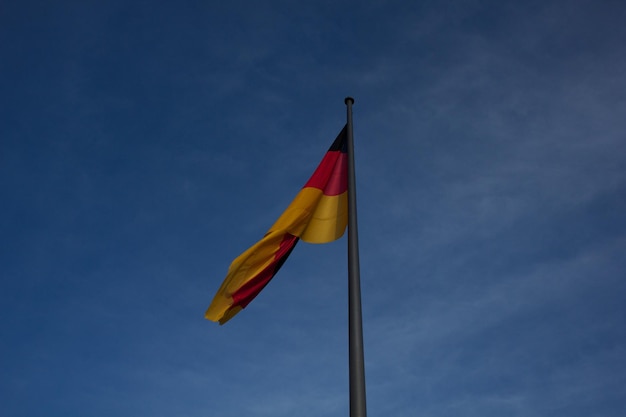 Vista en bajo ángulo de la bandera contra el cielo azul