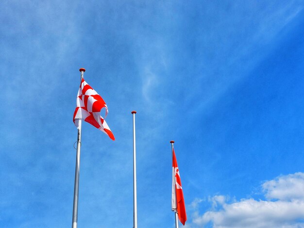 Foto vista en bajo ángulo de la bandera contra el cielo azul