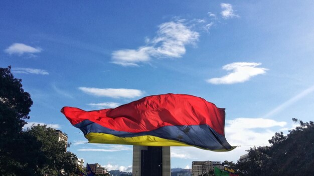 Foto vista en bajo ángulo de la bandera contra el cielo azul