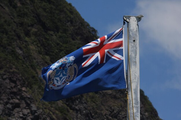 Vista en bajo ángulo de la bandera contra el cielo azul