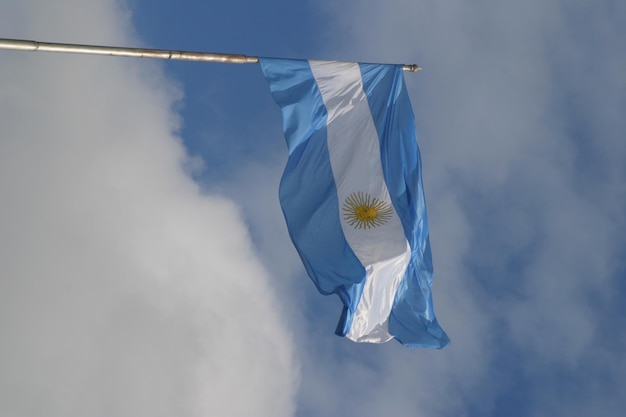 Foto vista en bajo ángulo de la bandera contra el cielo