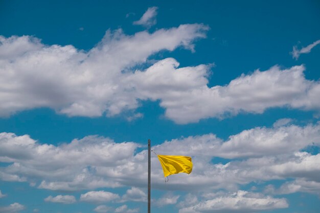 Vista en bajo ángulo de la bandera contra el cielo