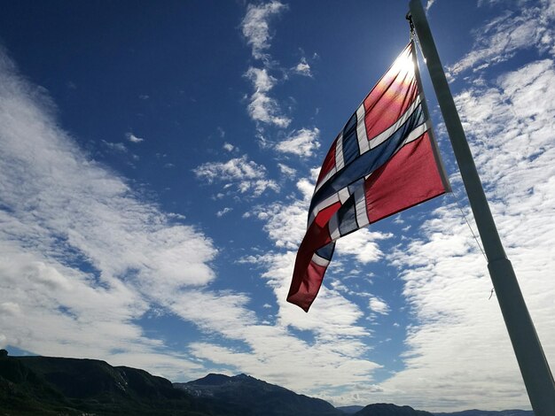 Vista en bajo ángulo de la bandera contra el cielo