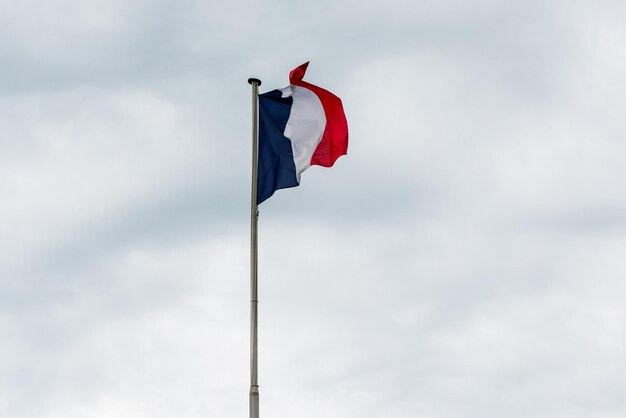 Vista en bajo ángulo de la bandera contra el cielo