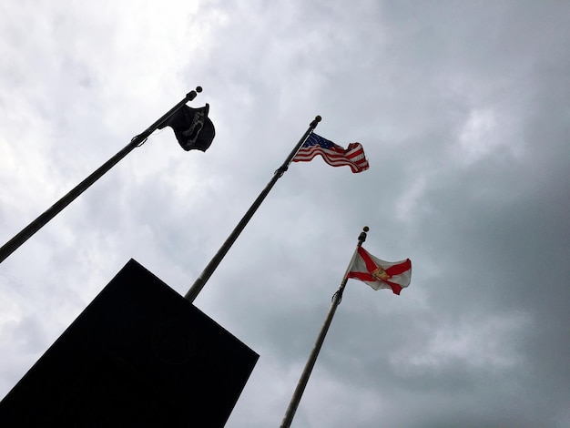 Foto vista en bajo ángulo de la bandera contra el cielo