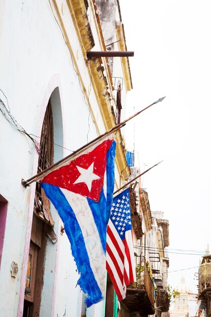 Vista de ángulo bajo de la bandera contra la estructura construida