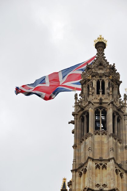 Foto vista de ángulo bajo de la bandera en el edificio contra el cielo