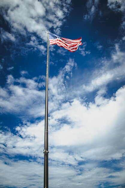 Foto vista en bajo ángulo de la bandera de los estados unidos contra el cielo