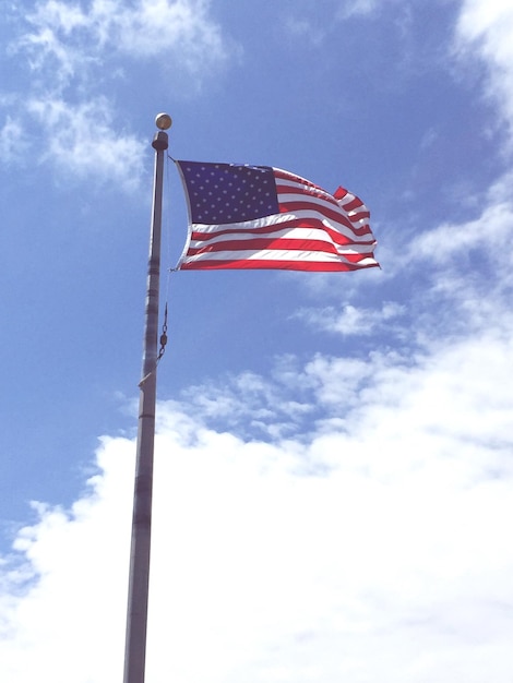 Vista en bajo ángulo de la bandera estadounidense ondeando contra el cielo